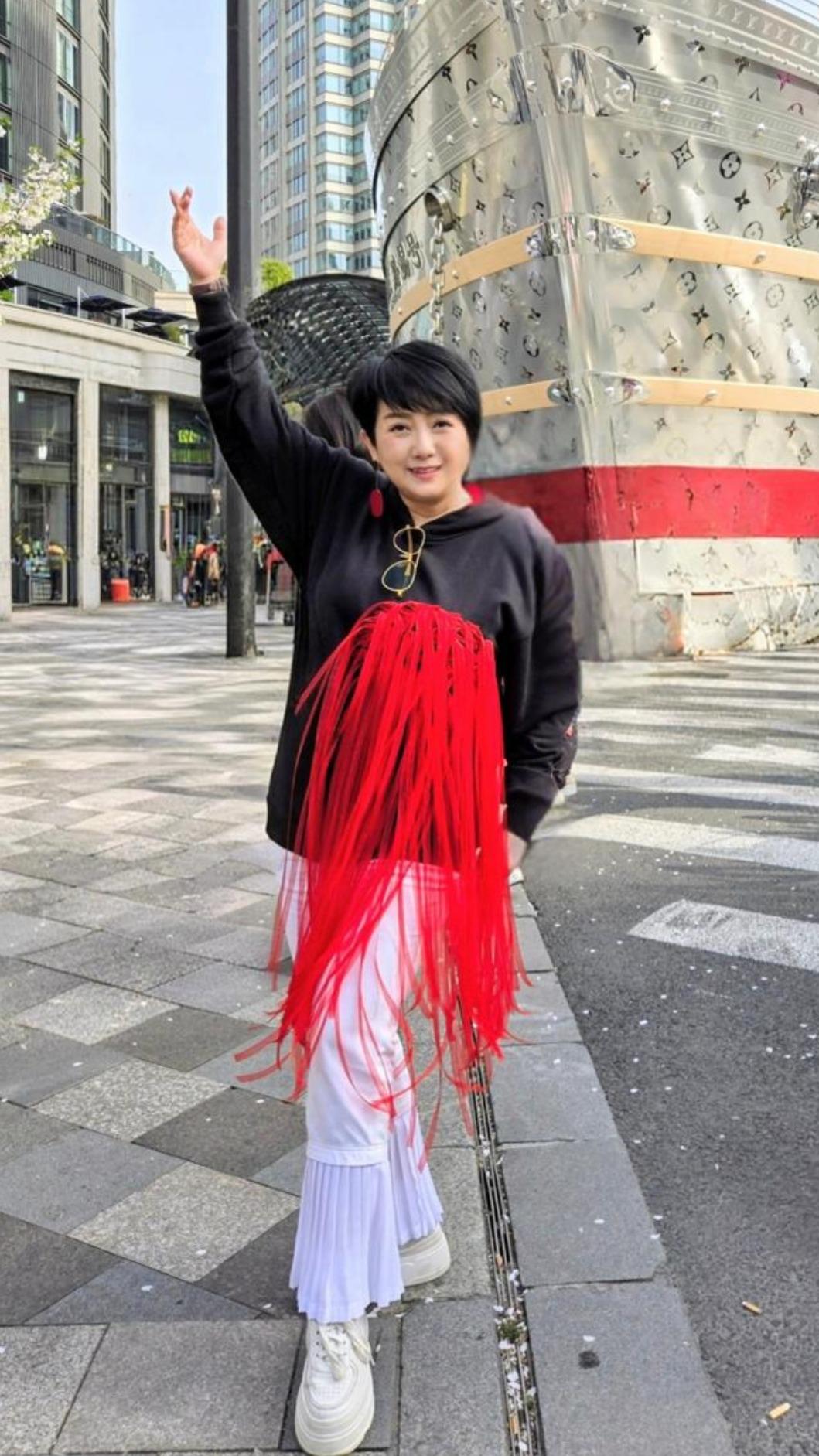 周思潔近來跨界當導遊,帶領學員走訪上海。(圖/萊格悠國際文化有限公司提供)