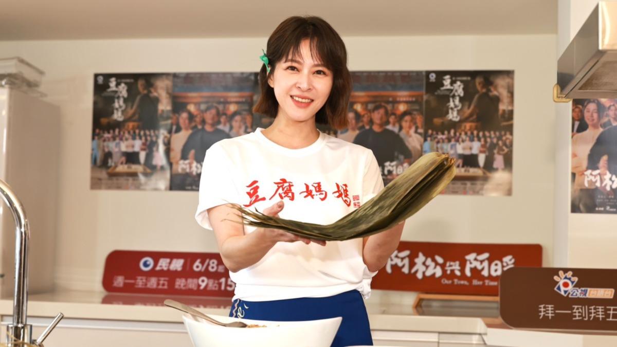蘇晏霈活動上包肉粽應景。(圖/民視提供)