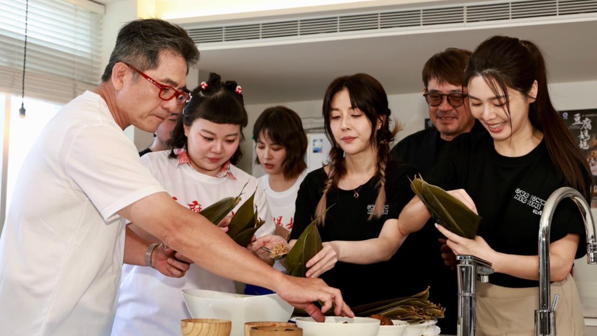 《豆腐媽媽》、《阿松與阿暖》演員齊聚包粽。(圖/民視提供)