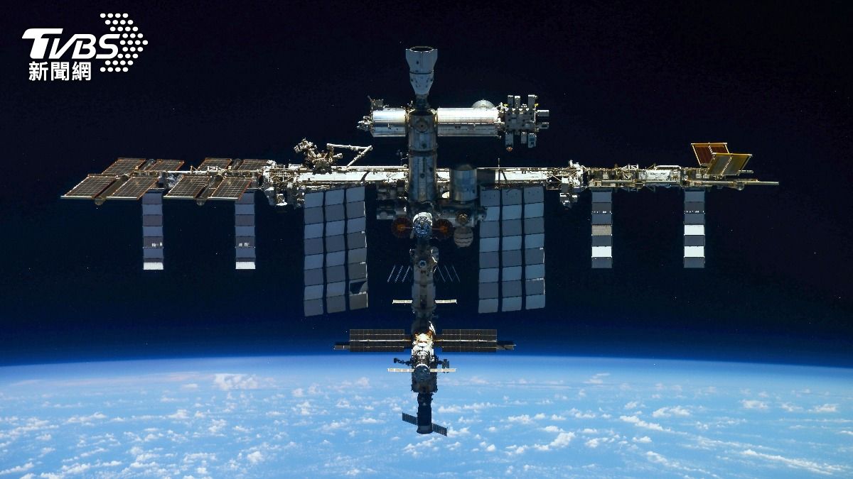 國際太空站俄羅斯艙段空氣外洩惡化,導致NASA一度下令太空人進SpaceX天龍號太空船避難。(圖/達志影像美聯社)