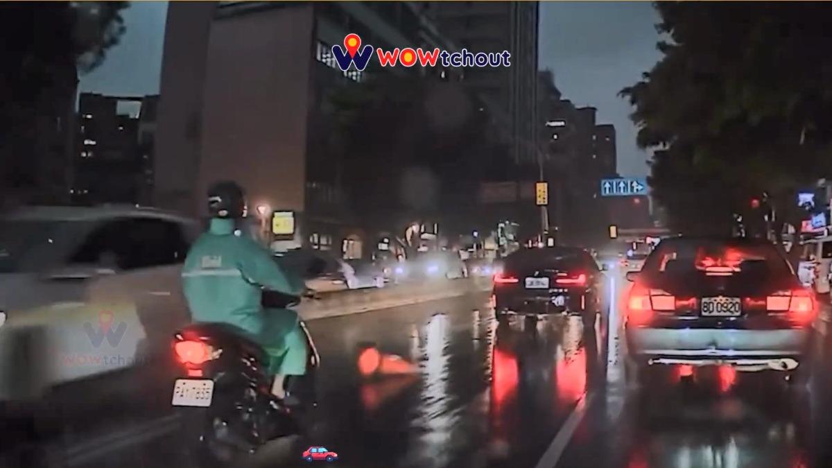 調撥車道三角錐突倒在路中央,騎士差點摔車。 (圖/翻攝 WoWtchout - 地圖型行車影像分享平台)