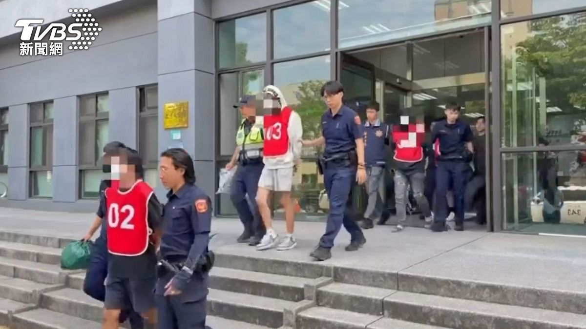 警方將10名飆車族移送法辦。(圖/TVBS)