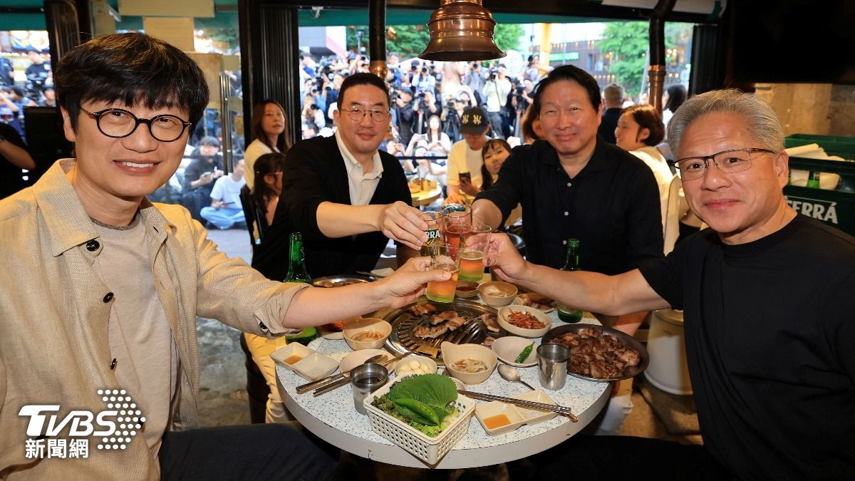 黃仁勳首爾吃五花肉! 韓版兆元宴「忙內」LG會長化身烤肉小弟