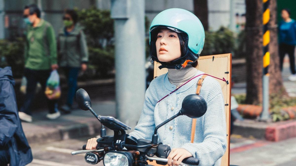 鄧筠熹飾演「翊亘」,最後背負著象徵夢想的海報往人生方向前行。(圖/公視提供)