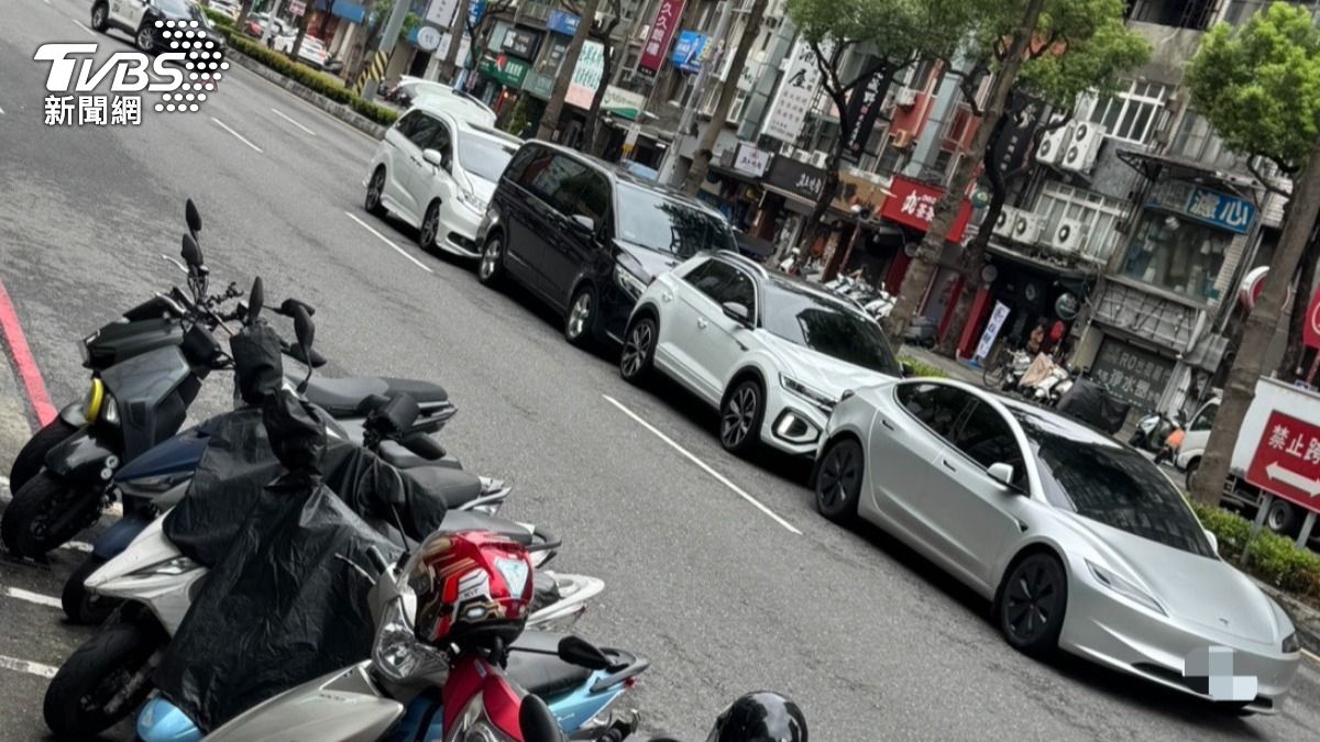 有片/板橋碰碰車!未保持安全距離「4車連撞」緊貼畫面曝