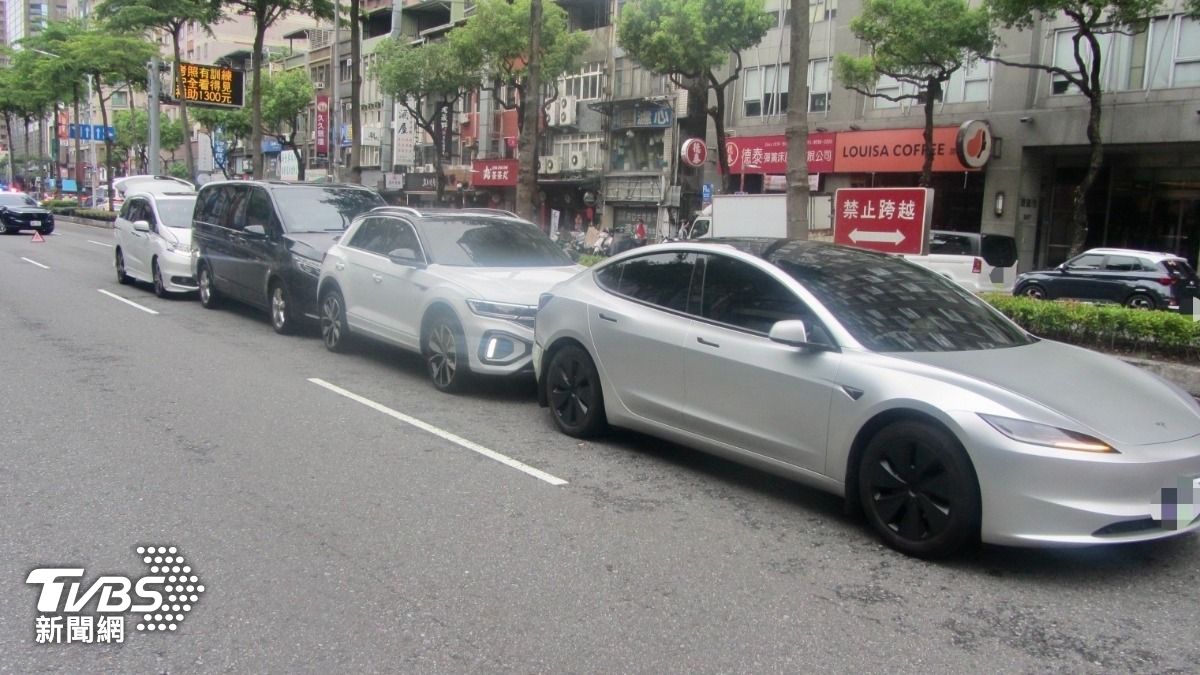 4車緊貼畫面曝光。（圖／TVBS）