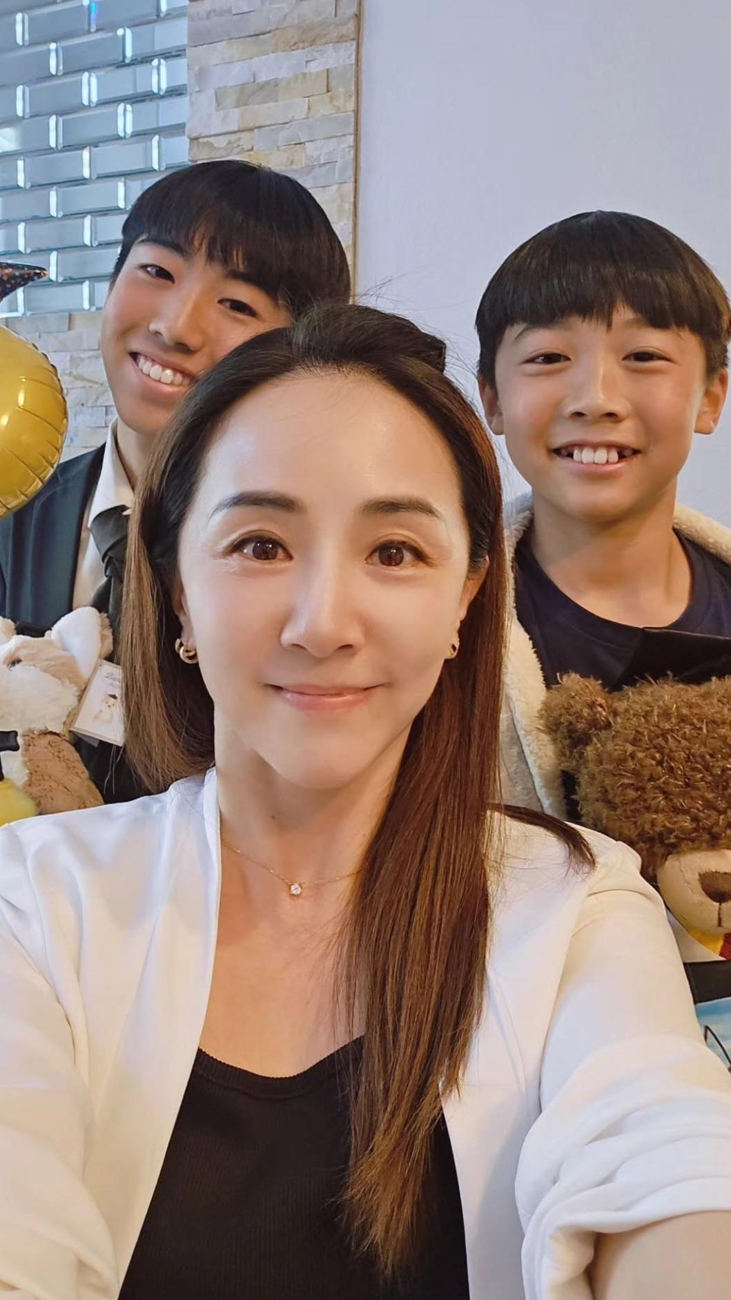 小蓁(中)曾是女團成員,因為兒子畢業罕見露面。(圖/翻攝自黃少祺臉書)