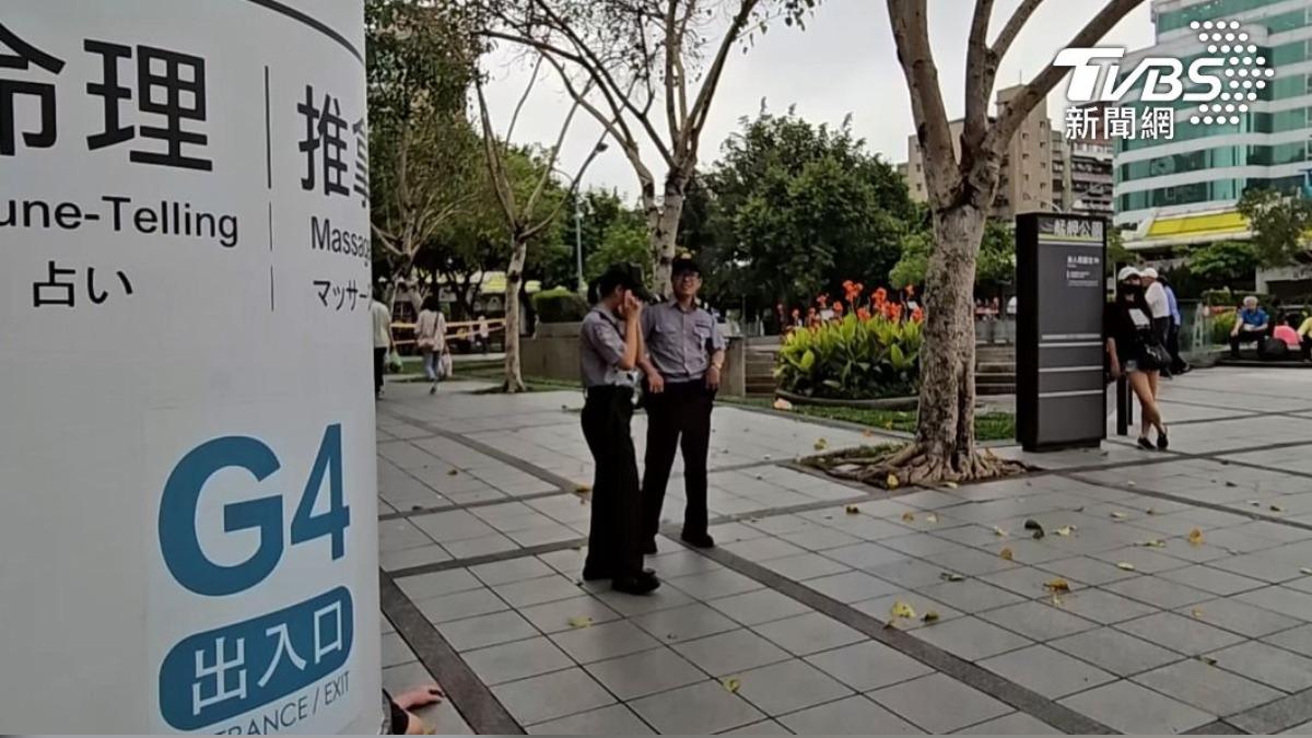 快訊/龍山寺旁街頭驚見女屍!大雨靠牆一動不動 兒稱不知死因