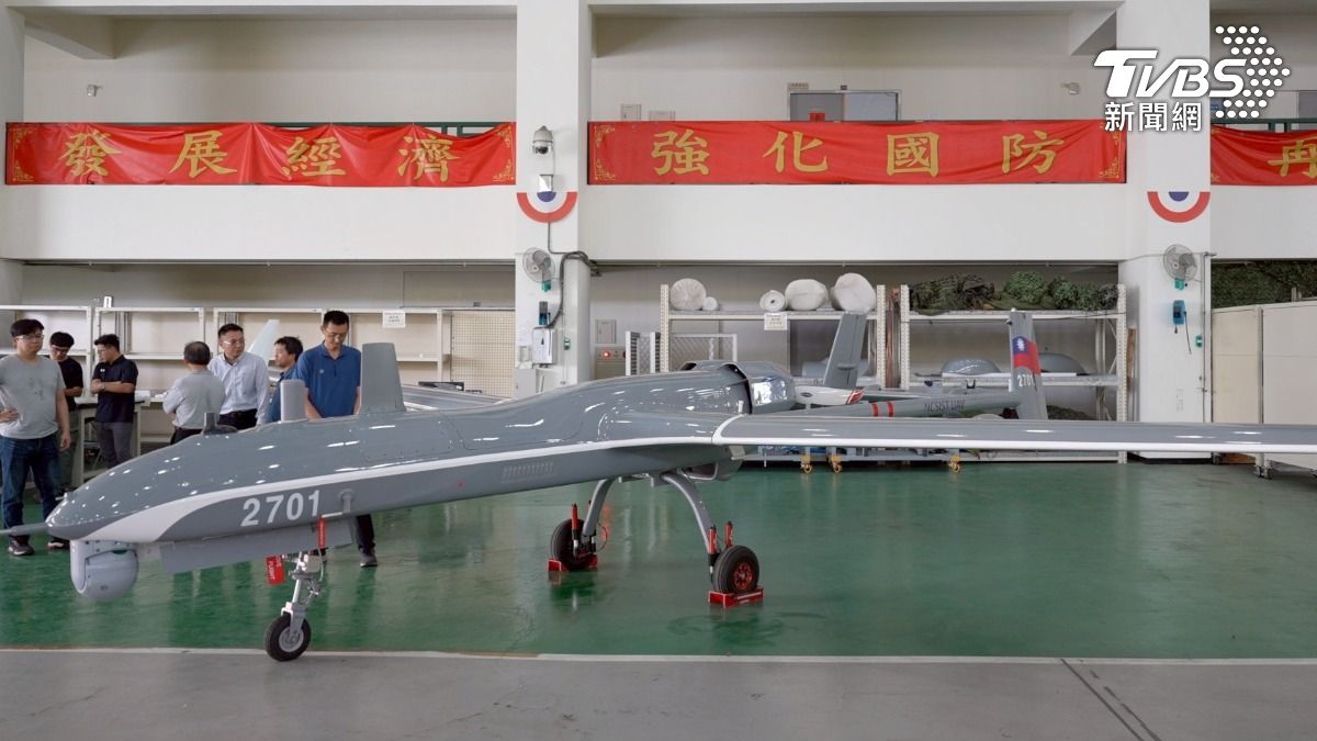 銳鳶二型可「一鍵起降、攻擊」,還能指管附近無人機協同作戰,是高階無人機。但在國防特別預算中,被砍光光。(圖/柯勝雄攝)