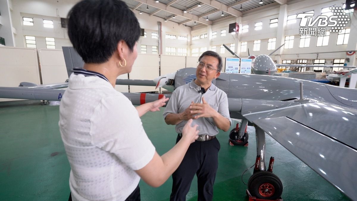中科院航空所工程師陳勇志,看著銳鳶二型的眼神很複雜。那是他的青春歲月,還一度說不出話。他見了台灣無人機從無到有, 相信「總會有出頭的一天」。(圖/柯勝雄攝)