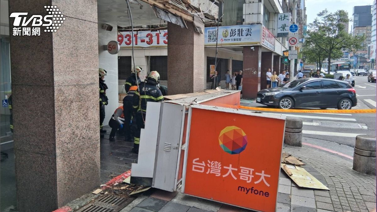 台北東區「大型招牌掉落」！2路人遭砸傷　建管處開罰24萬