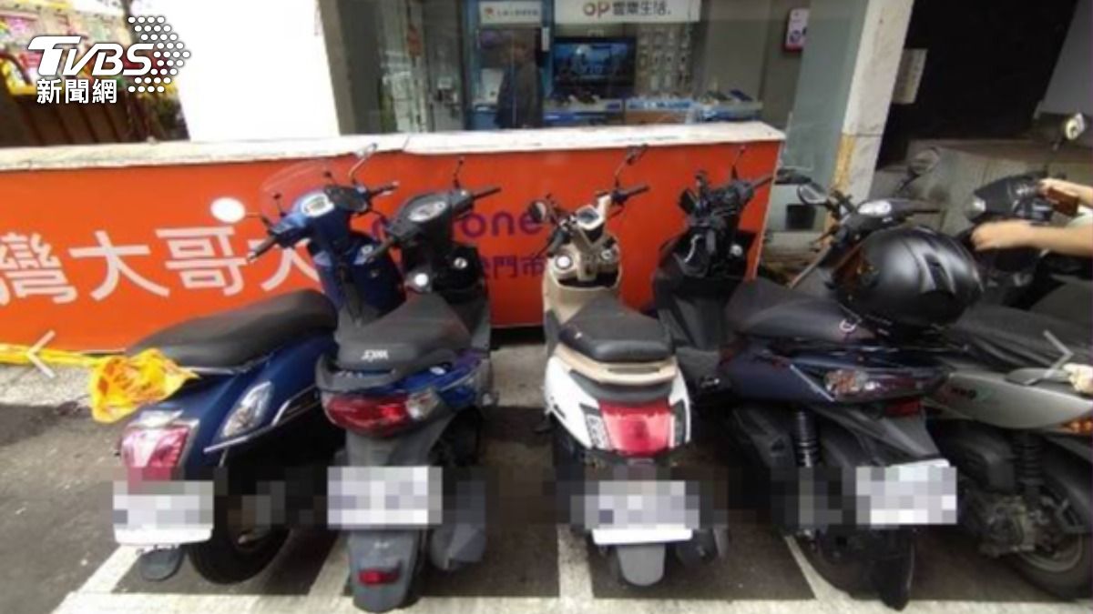 招牌掉落波及到停車格內機車。(圖/TVBS)