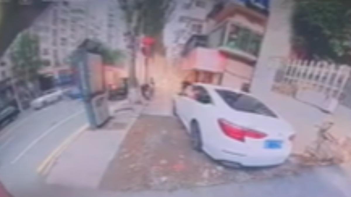 遼寧省本溪市一家商店於5日清晨發生嚴重爆炸事故，巨大衝擊波不僅造成周遭建築門窗牆面嚴重毀損，更波及一輛正在停靠的公車，多面車窗全數碎裂，車上乘客遭玻璃劃傷。（圖／微博）