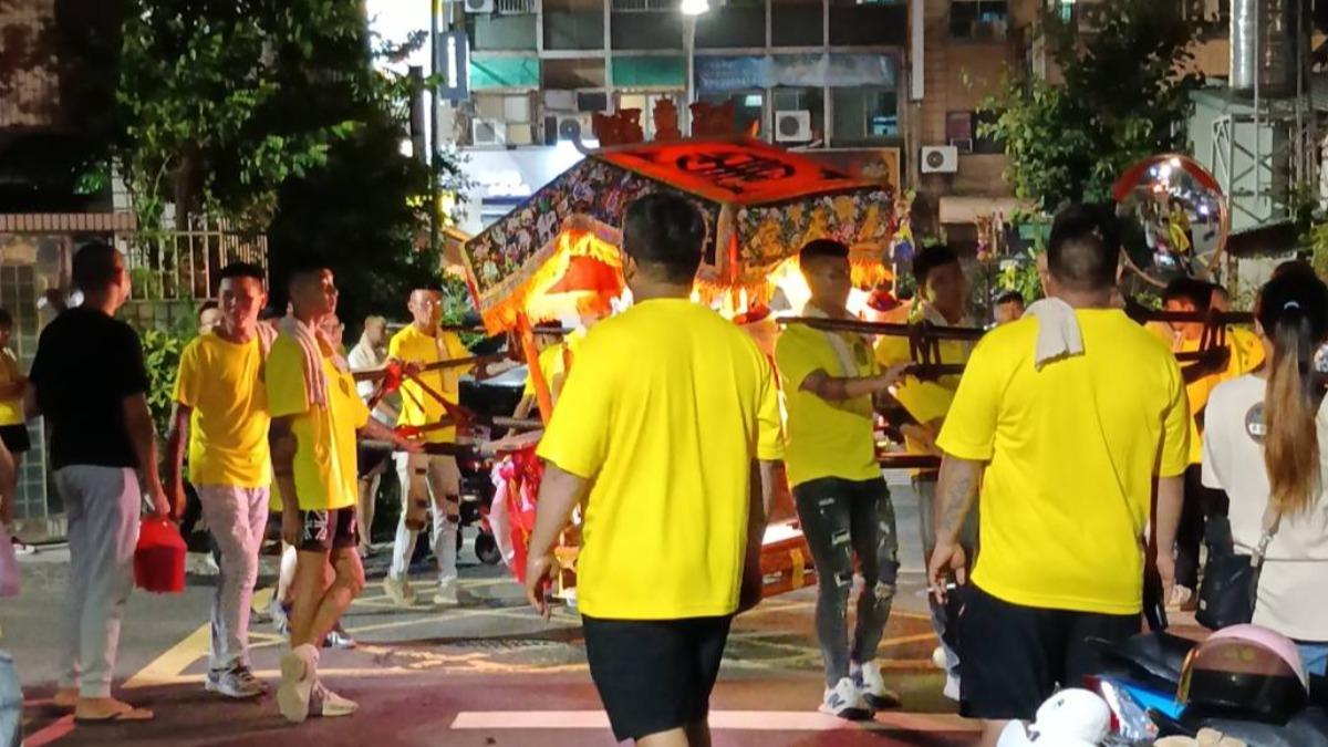 王爺神轎停駕於張介宗家門口。(圖/民眾提供)