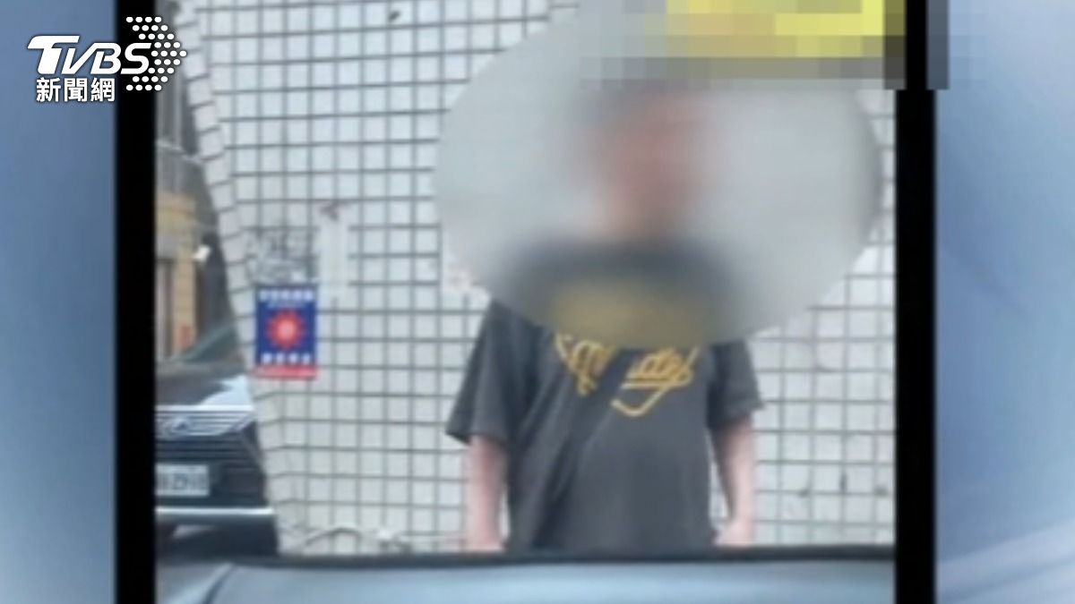 搭Uber停等紅燈,遭陌生黑衣男「猛拉門把」,乘客嚇壞。(圖/TVBS)