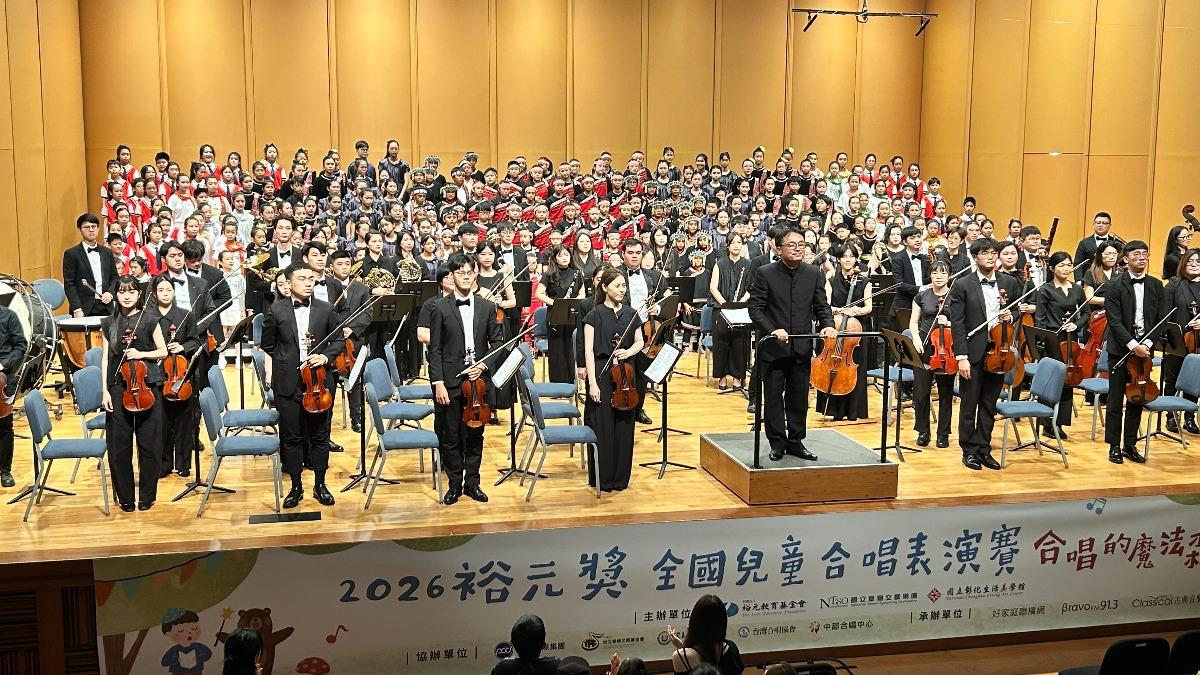 NTSO臺灣青年交響樂團與優勝隊伍大合唱。(圖/TVBS)