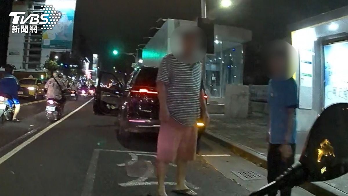 高雄左營博愛二路發生一起行車糾紛,5號晚上兩名男子當街理論爆發口角,甚至在路中互相推擠,女警陳碧玉趕到現場喝斥並隔開雙方(圖/TVBS)