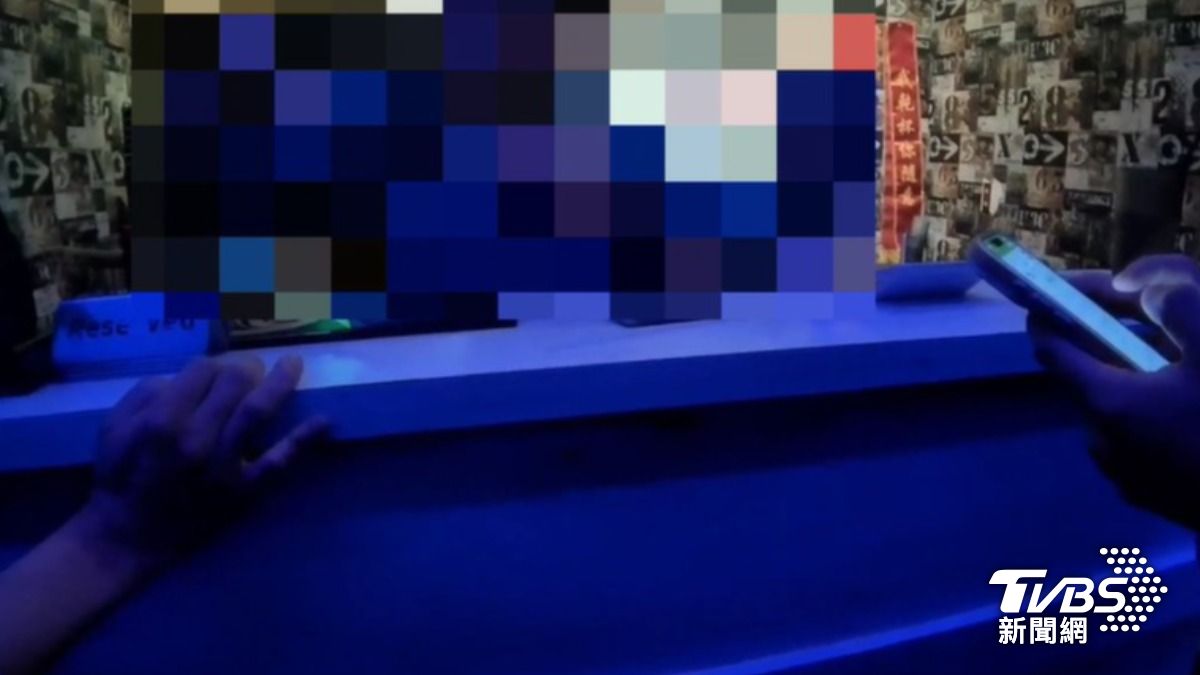 員警抵達店家，店員表示，鬧事男子同桌顧客已幫其付清。（圖／TVBS）