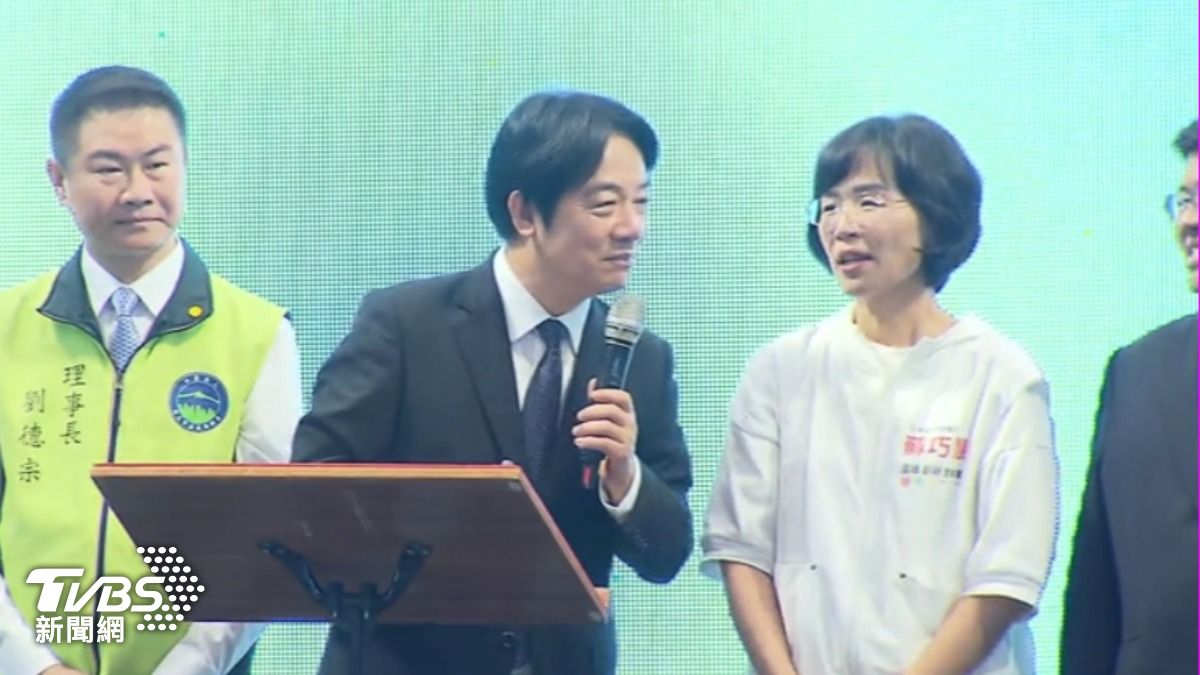 賴清德不小心將蘇巧慧的別名「水獺媽媽」喊錯成「海獺」,蘇巧慧趕緊在旁更正。(圖/TVBS)