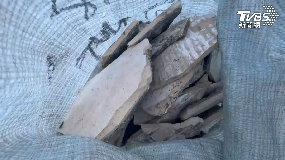 住家門口被丟人亂丟20多包垃圾,打開一看,裡面居然都是磁磚、水泥塊等營建事業廢棄物,光是要清理這些垃圾,屋主恐怕就得花一萬多元(圖/TVBS)