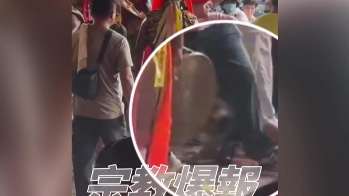 南鯤鯓代天府舉行廟會活動，現場人員扭打，一名男童摔倒險遭踩踏。（圖／翻攝:宗教爆報）