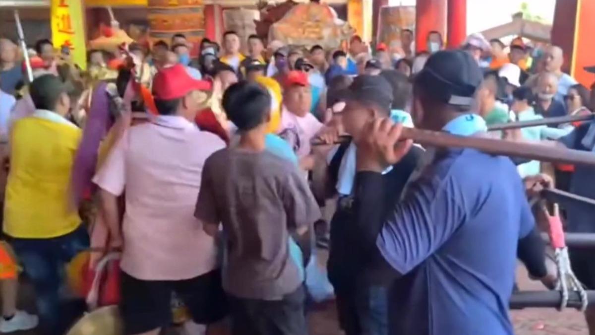 轎班人員發生推擠爆衝突，官將首也加入戰局。（圖／翻攝:宗教爆報）