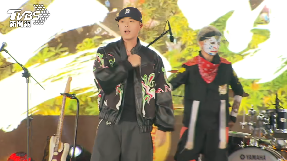 HowZ登台聯手「頭前庄官將首」帶來全新歌曲《三步贊》演出。(圖/TVBS)