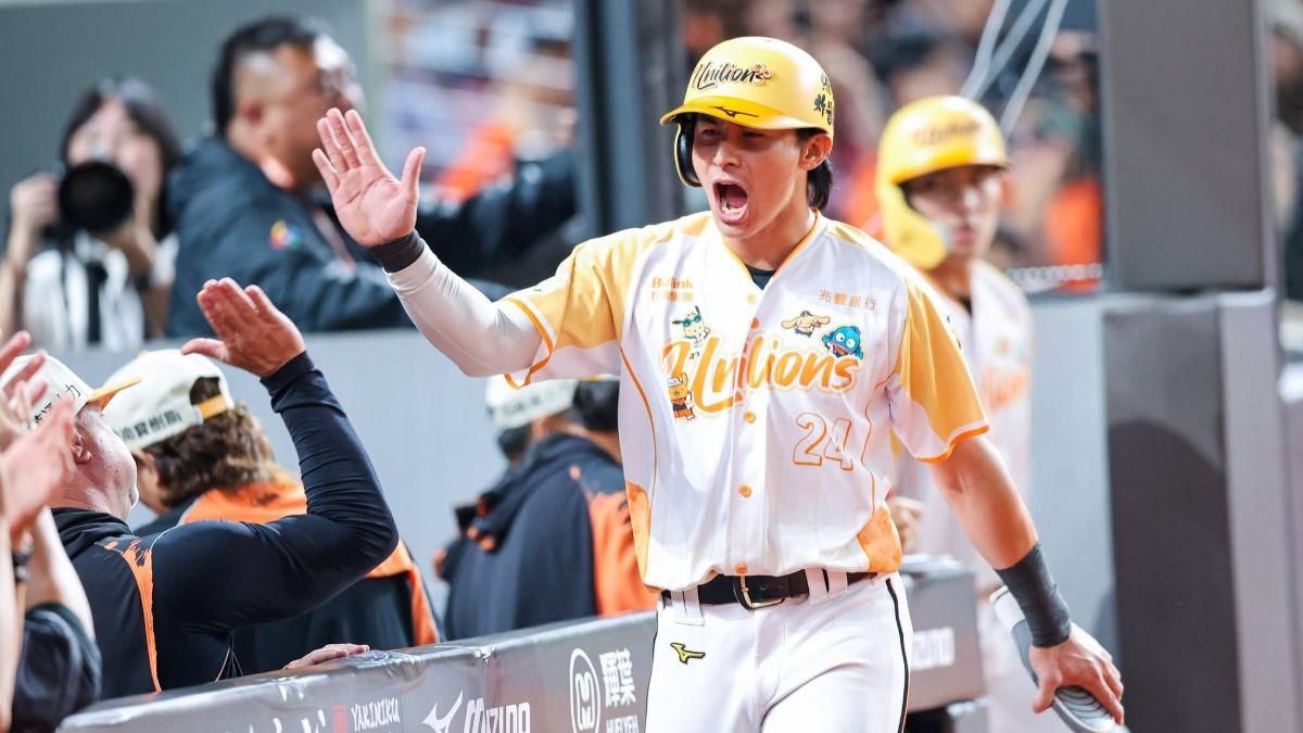 中職/陳傑憲奪MVP!首登大巨蛋頒獎台 喊話林安可:都挺你