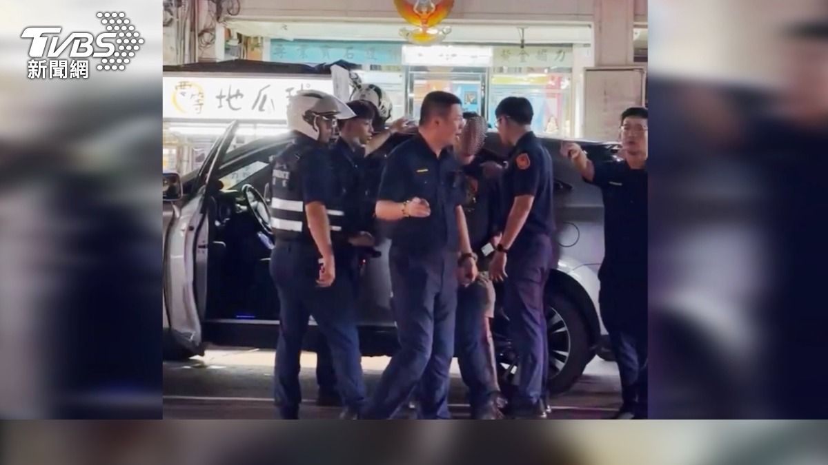 孫姓男子見警方靠近後神情緊張,起初拒絕配合,更一度與警方發生拉扯,引起附近民眾側目圍觀。(圖/TVBS)