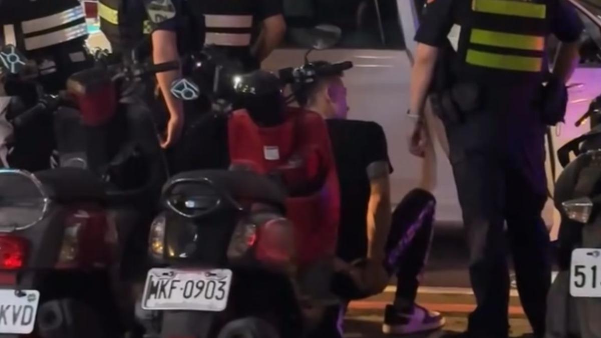 坐在副駕駛座的28歲夏姓男子為新北地方檢察署剛發布在案的毒品通緝犯,警方當場依法將其逮捕。(圖/1206_xt提供)