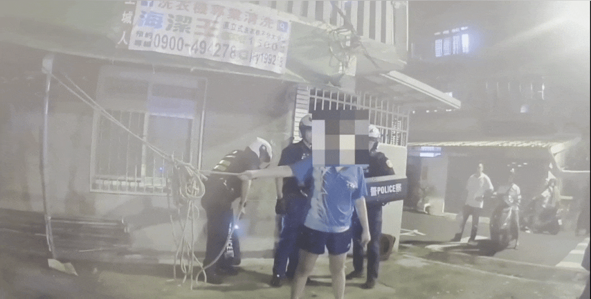 員警察覺周女的警戒心逐漸降低,隨即看準時機果斷出手,迅速奪下其手中菜刀,當場將人安全控制。(圖/TVBS)
