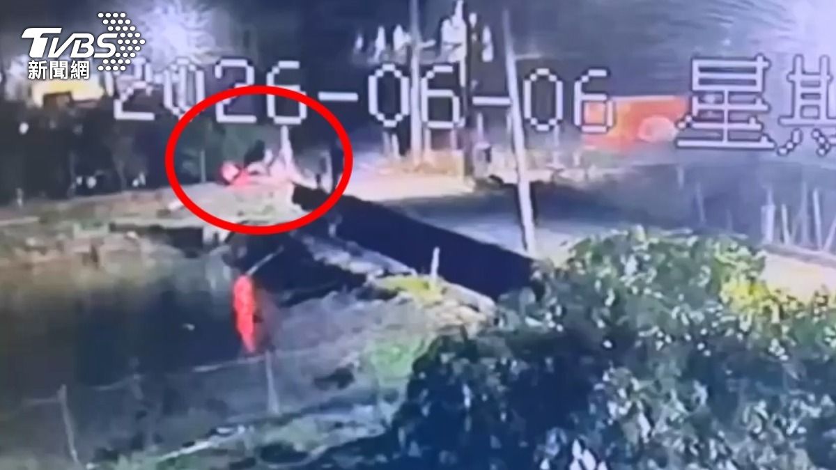 有片/高雄騎士深夜猛撞!「人車翻一圈倒地」失去生命跡象