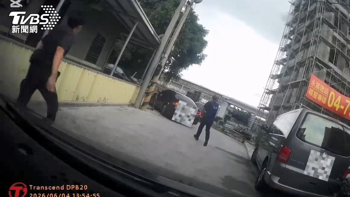 所長與員警追嫌犯車輛遭攻擊。(圖/TVBS)