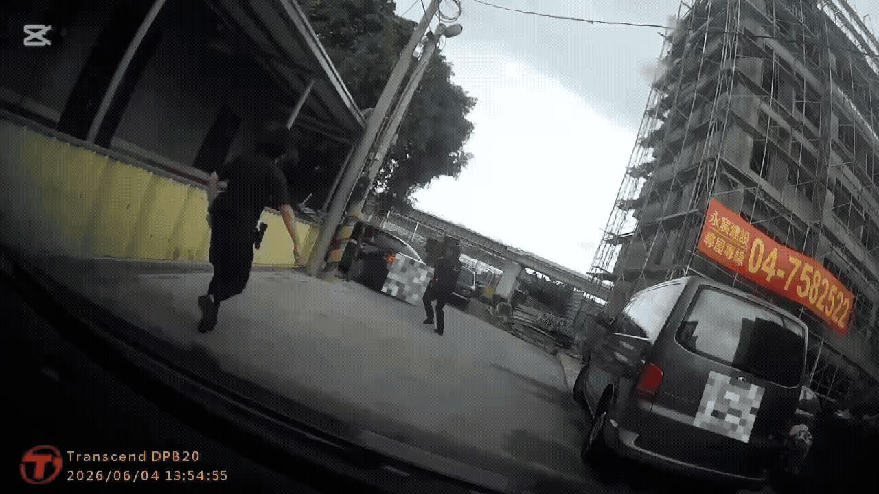 2警追捕過程。(圖/TVBS)