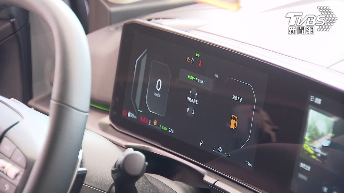 仍有里程焦慮?油電混合成新選擇,一公升跑20公里成基本款。(圖/TVBS)