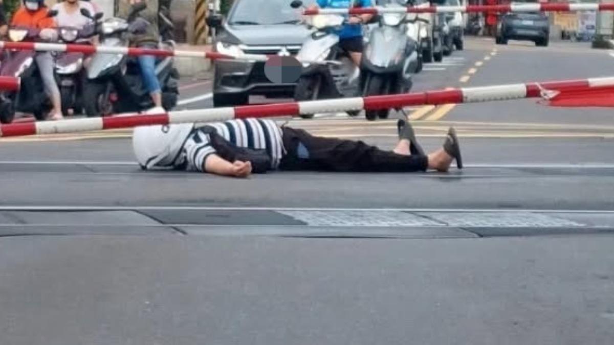 桃園男頭戴安全帽躺鐵軌！普悠瑪急煞停　民眾按鈕救他一命