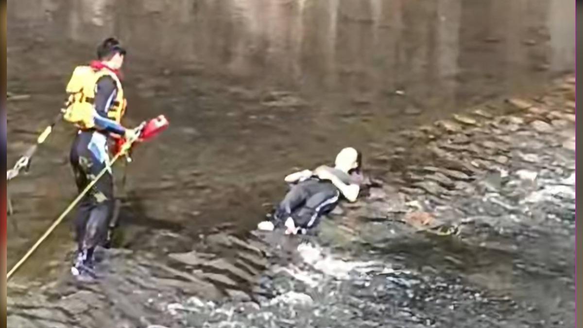 警消涉水救援溪中民眾 民眾:我只是太熱來泡水 消防:我是誰?我在哪?