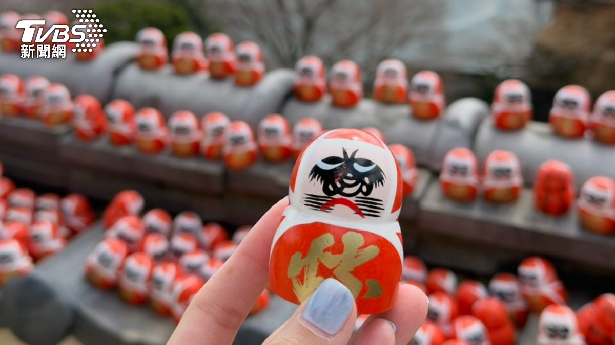 寺廟內各處擺放許多小達摩。(圖/陳昫蓁攝)