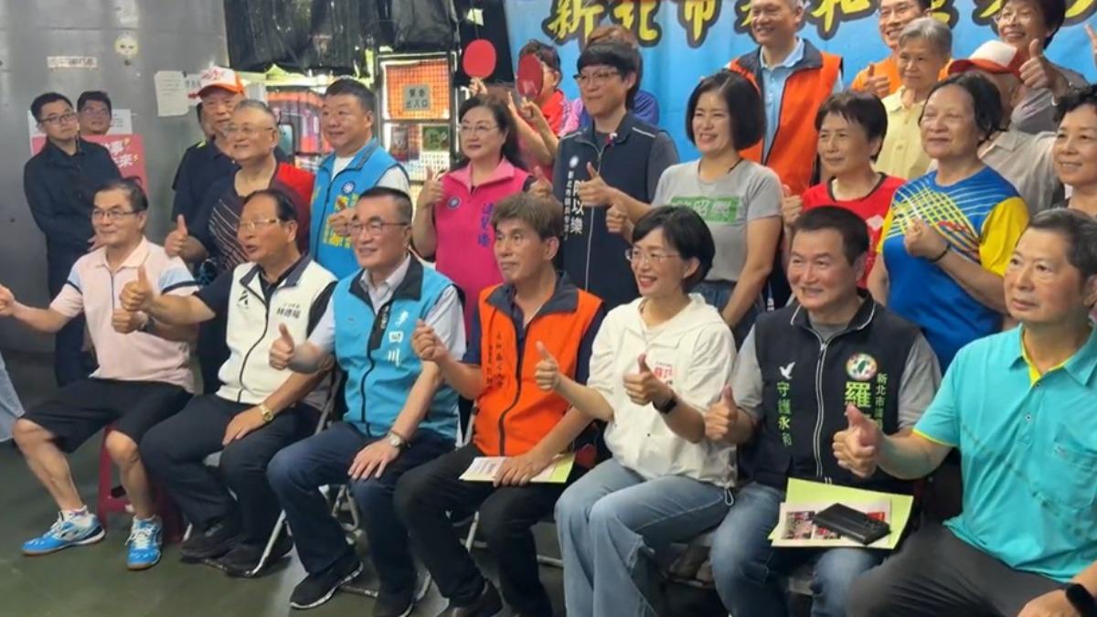 蘇巧慧、李四川今（7）日上午同台出席永和區老人會舉辦的桌球雙打比賽開幕儀式。（圖／蘇巧慧辦公室提供）