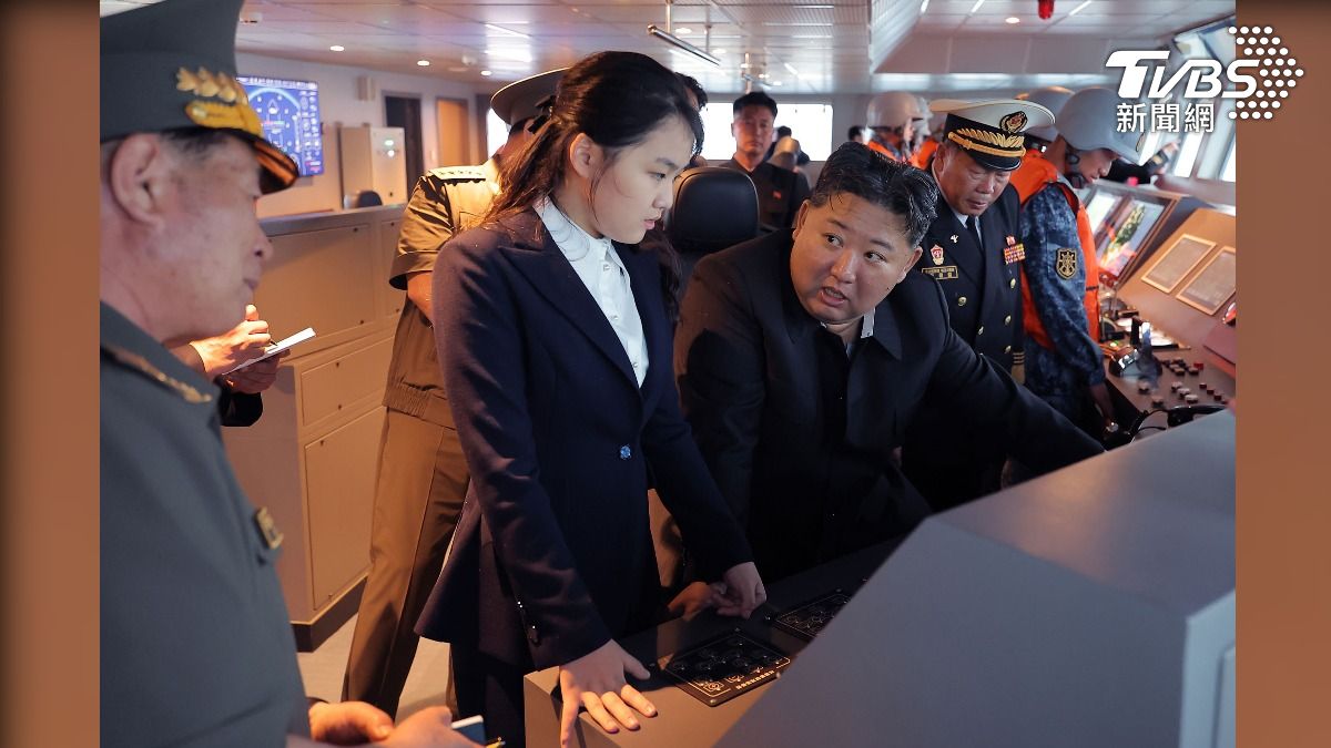 北韓領導人金正恩6日與女兒金主愛登上新型驅逐艦視察航行測試 (圖/達志影像美聯社)