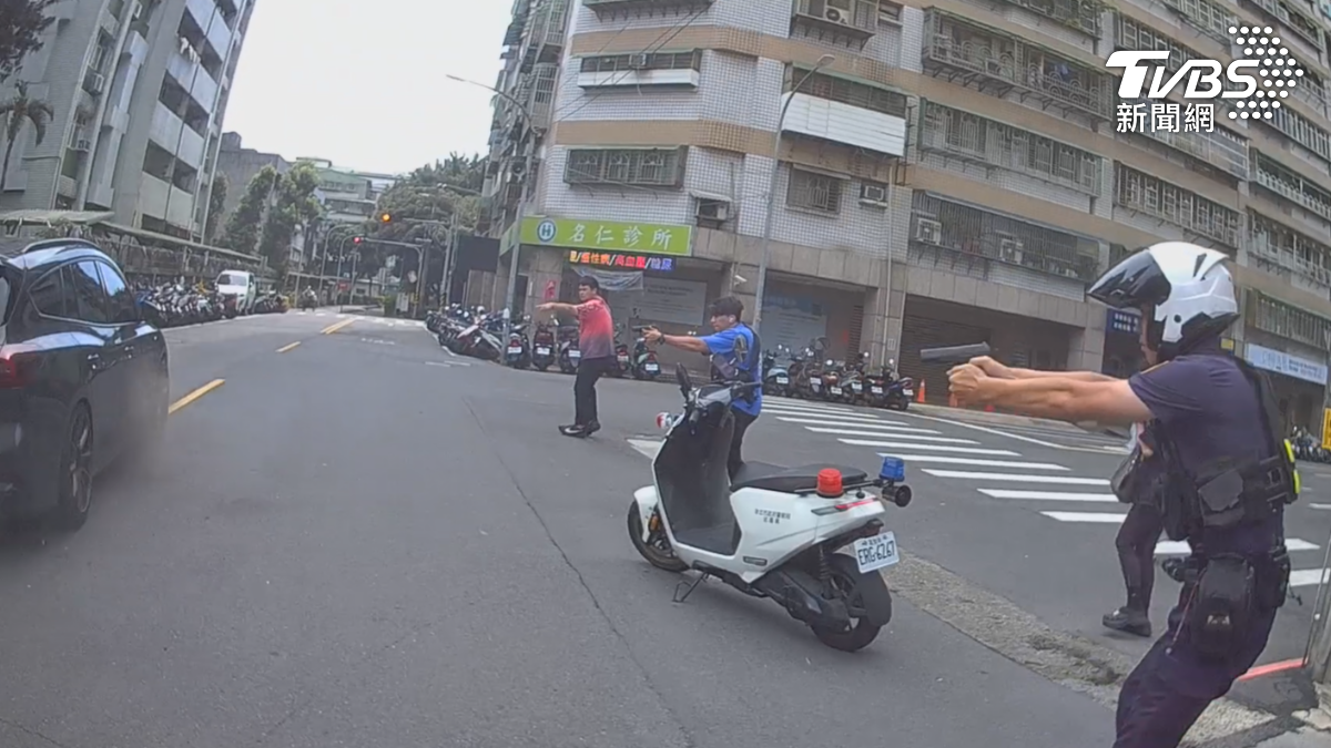 快訊/土城爆毒駕!34歲毒蟲拒檢逃逸釀2警傷 警連轟16槍