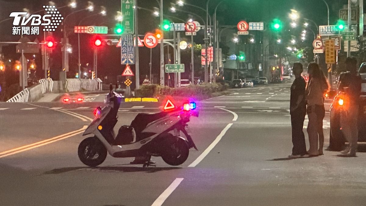 善心民眾在一旁守護浪犬遺體。（圖／TVBS）