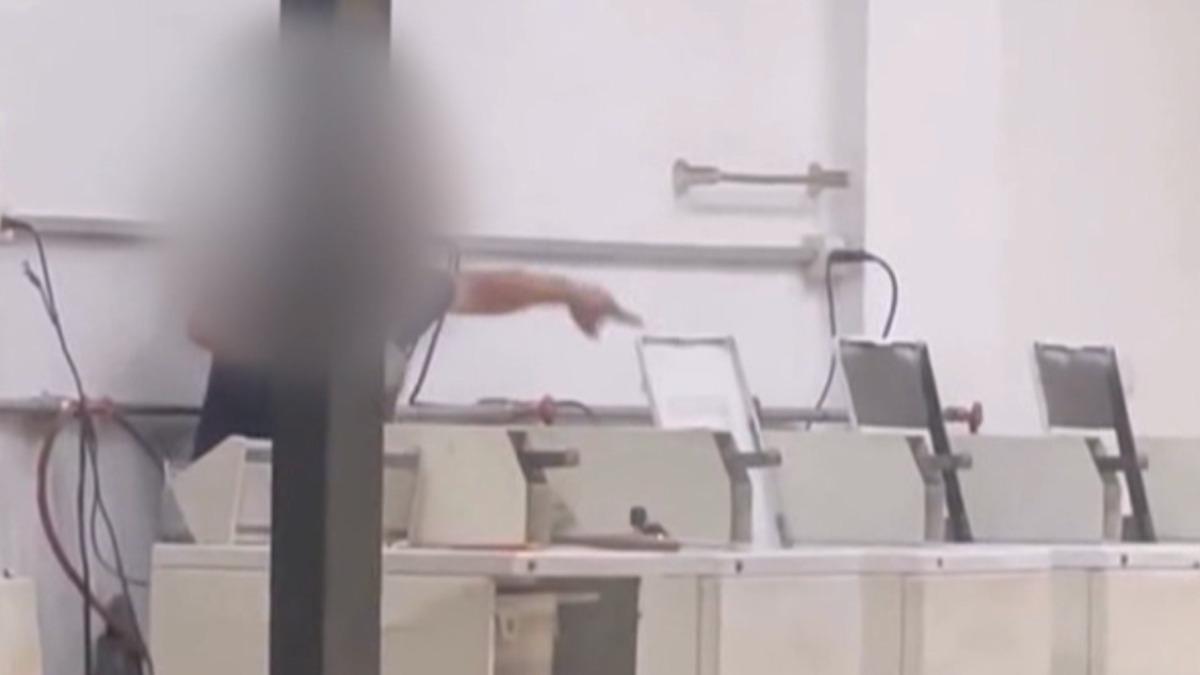 租客手持工具,一邊拆卸機台設備一邊對著房東叫囂,聲稱這些設備都是自己花錢安裝的。(圖/翻攝網路)