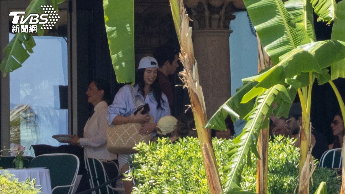 Dua Lipa一抵達西西里島就成媒體追逐焦點。(圖/達志影像美聯社)
