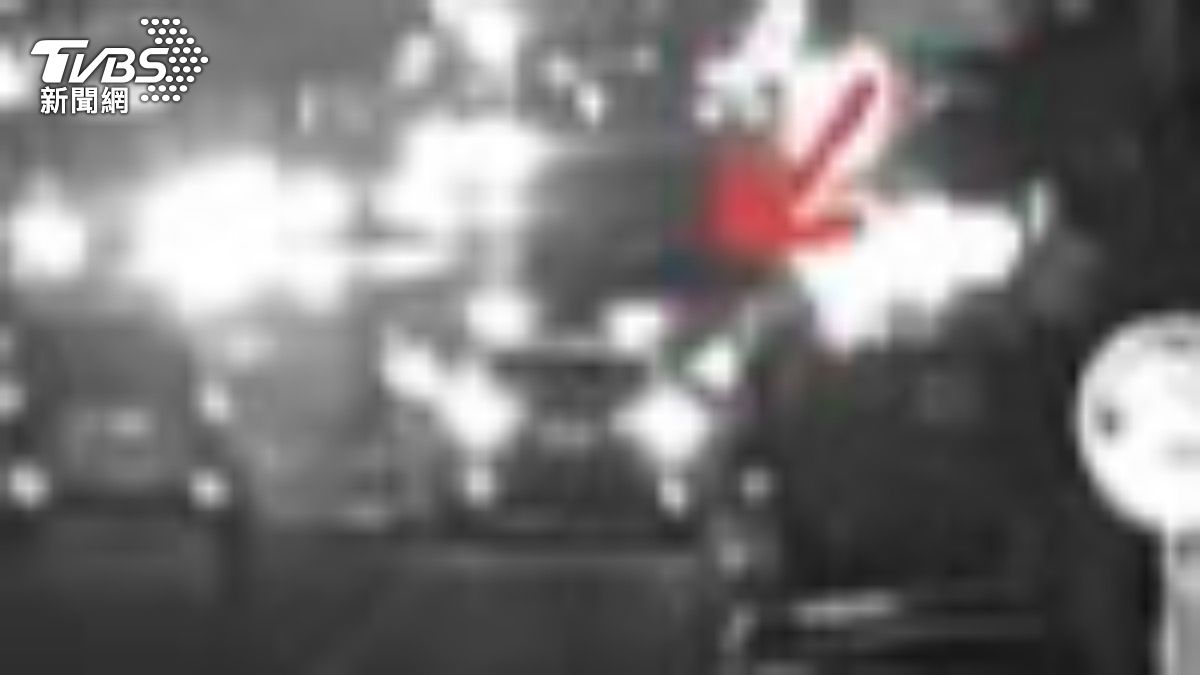 路口監視器拍下林男偷偷摸摸的坐上超商前的轎車，伺機開走逃逸。（圖／TVBS）