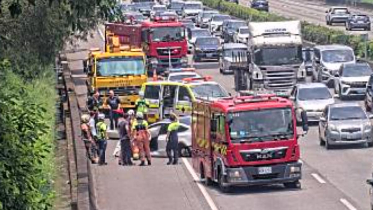 快訊/國1頭份段事故!轎車殼碎裂安全氣囊炸開 車流回堵