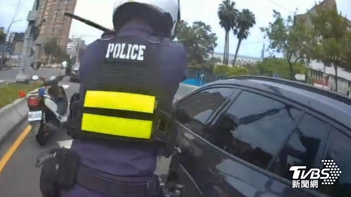 吳男在金城與和平路口擦撞2輛車後，警方隨即上前破窗逮人。（圖／TVBS）