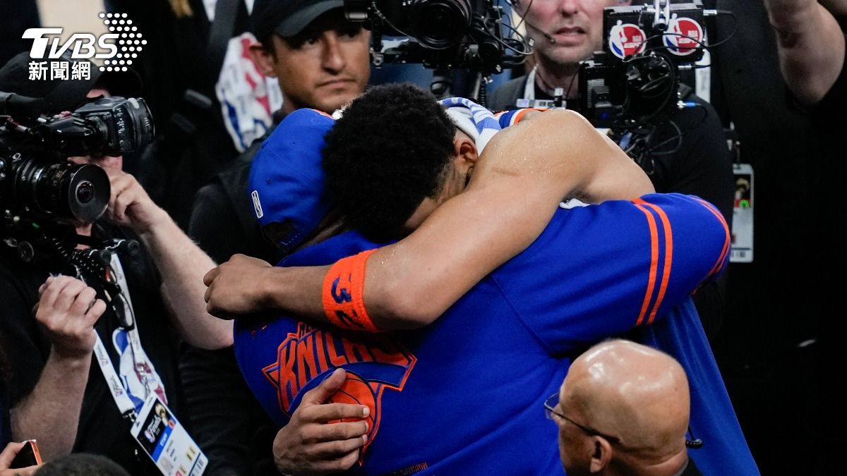 紐約尼克中鋒唐斯在NBA總決賽第2戰後擁抱父親慶祝球隊勝利。(圖/達志影像美聯社)