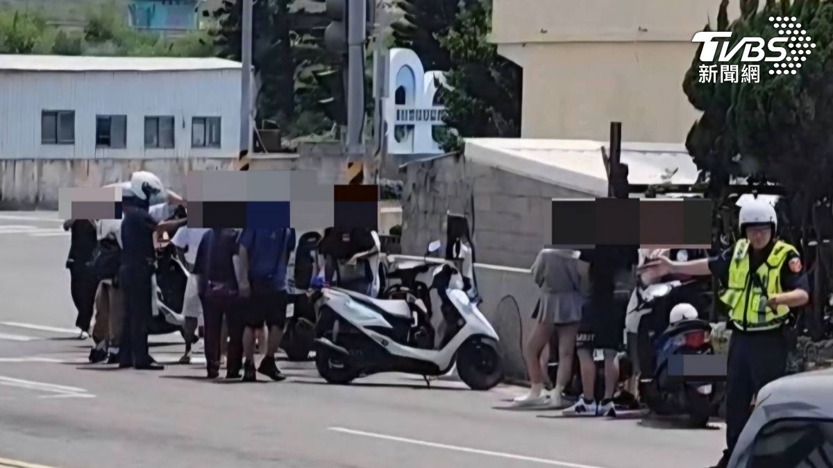 兩邊都是觀光客,在馬路上越吵越兇,動手互毆,遭員警帶回警局。(圖/TVBS)