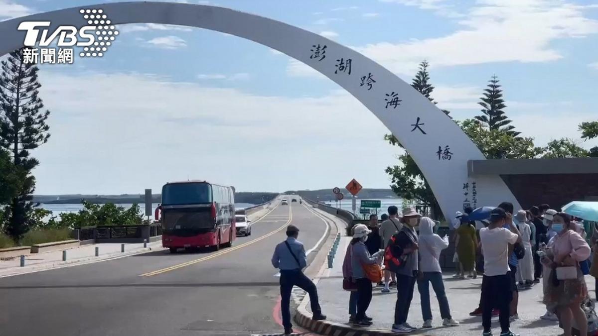 澎湖跨海大橋是當地知名景點,許多遊客都會在這裡拍照留念。(圖/TVBS)
